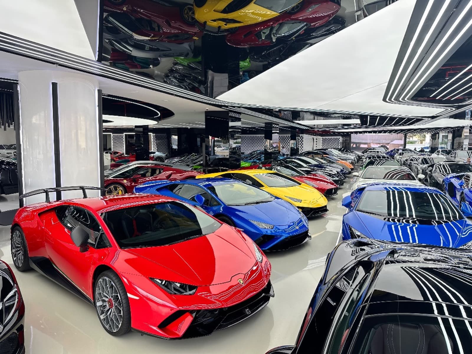 Dubai, VAE — Showroom-Halle voller Exoten