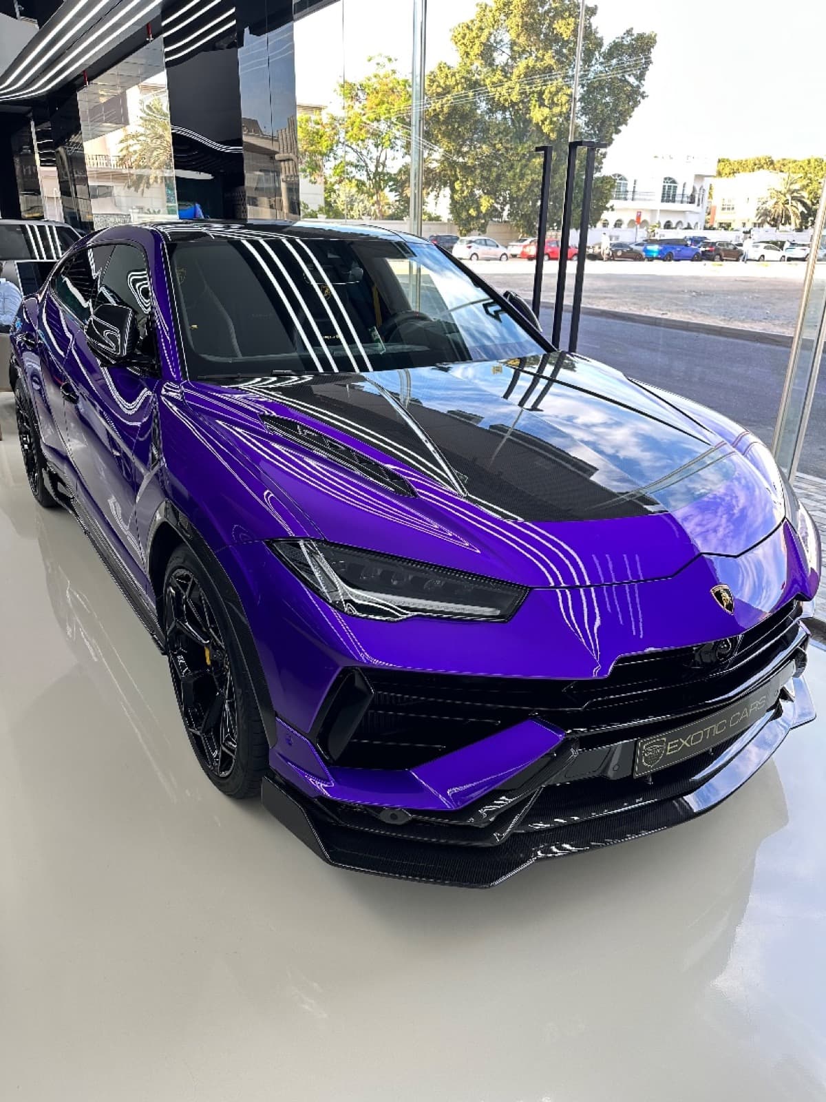 Dubai, VAE — Lamborghini Urus in Sonderlackierung
